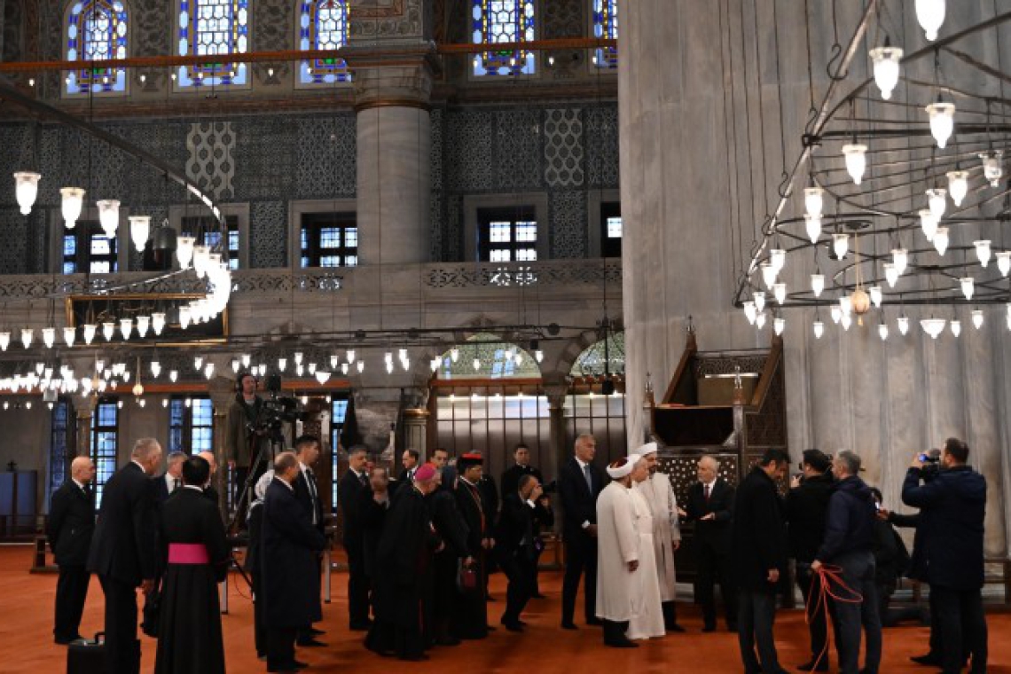Папа Лъв XIV посети Синята джамия в Истанбул, но не отправи молитва